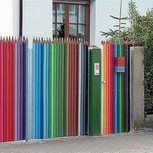 Забор для дачи может быть разноцветным